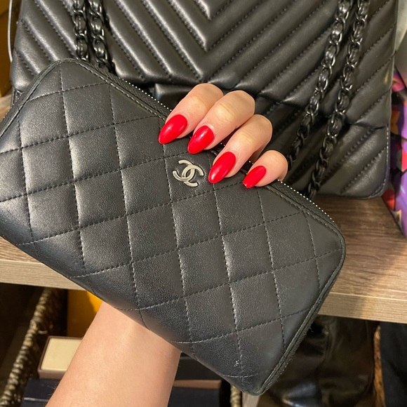 CHANEL Handbags - ❌TRADED❌Chanel Black Quilted Wallet